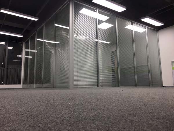 海口玻璃隔墙厚度之83款大全解析 b7aa4d086e1a1605b60cb2b961251c96.jpg